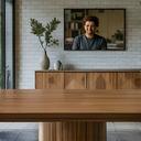 Privatkunde neben einem massiven Esstisch aus Zürcher Eiche in einem modernen Esszimmer